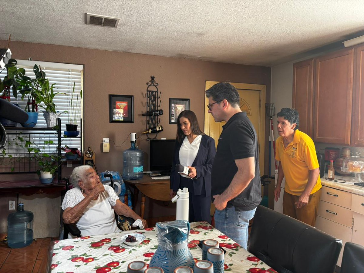 ConsulMexPho's tweet photo. 🇲🇽 The Consul General visited Faustino &amp; Aurelia’s home during the installation of a new A/C unit, donated by Daikin, installed by Manny’s Air, with a crane from Speedy Crane Service. Special thanks to @TelemundoAZ for its ongoing commitment to the community. https://t.co/fA29eUw9i6