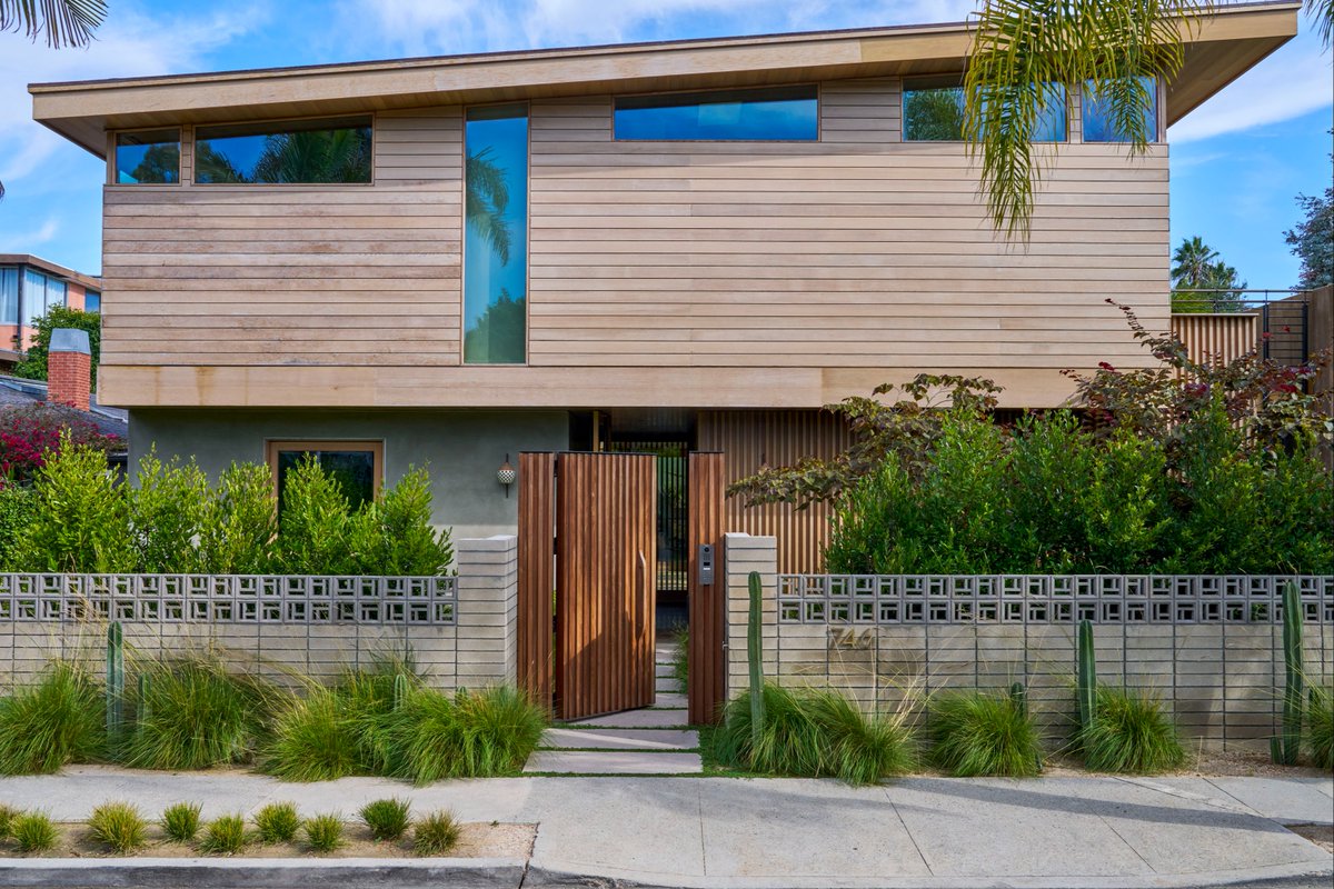 sothebysrealty's tweet photo. Featured in Architectural Digest, this midcentury home with interiors by AML Studio has a distinctly bohemian flair, where custom walnut detailing and expansive windows create a seamless flow to the pool terrace. 

Extraordinary property of the day. https://t.co/SBQfau5FS1 https://t.co/wqL7L4h9zg