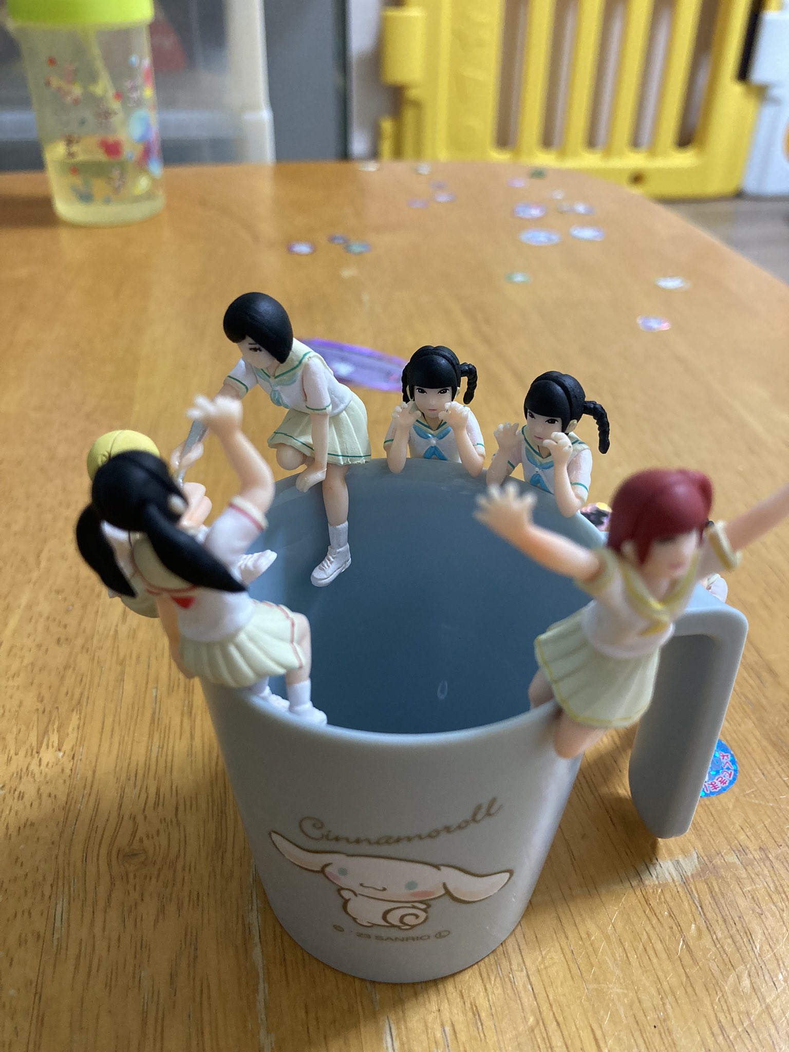 2 pic. でんぱのフチ子さん久しぶりにやったらめっちゃ楽しかった〜ヾ(o´▽`)ﾉ りさちーの置くとこがわからなくて〜持つとこで合ってるのかな(*´□｀)？ そのまま置いといたら全部コップの中に入ってたんだが〜りっくんが入れてくれたらしい☺️(りさちーも) https://t.co/Ovv7GBHrOL
