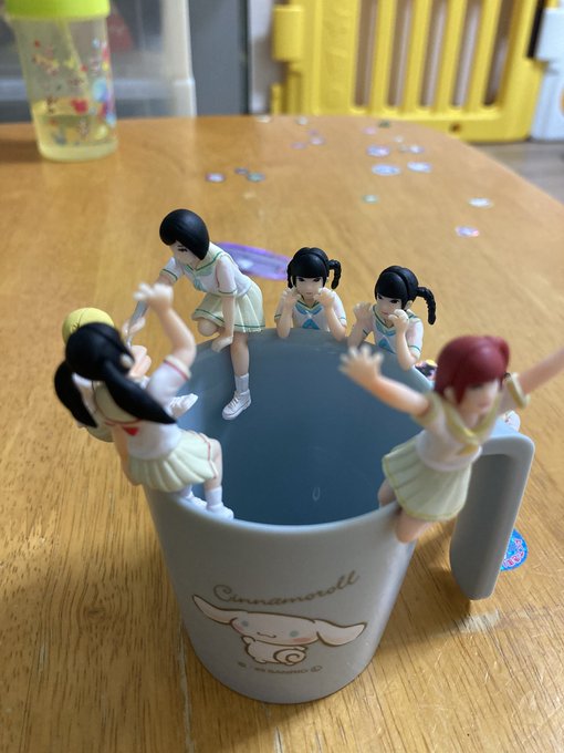 まゆら☀️ - 2 pic. でんぱのフチ子さん久しぶりにやったらめっちゃ楽しかった〜ヾ(o´▽`)ﾉ りさちーの置くとこがわからなくて〜持つとこで合ってるのかな(*´□｀)？ そのまま置いといたら全部コップの中に入ってたんだが〜りっくんが入れてくれたらしい☺️(りさちーも) https://t.co/Ovv7GBHrOL