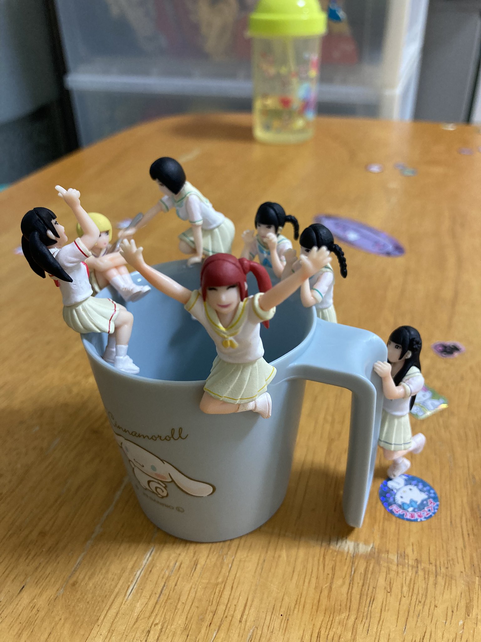 1 pic. でんぱのフチ子さん久しぶりにやったらめっちゃ楽しかった〜ヾ(o´▽`)ﾉ りさちーの置くとこがわからなくて〜持つとこで合ってるのかな(*´□｀)？ そのまま置いといたら全部コップの中に入ってたんだが〜りっくんが入れてくれたらしい☺️(りさちーも) https://t.co/Ovv7GBHrOL
