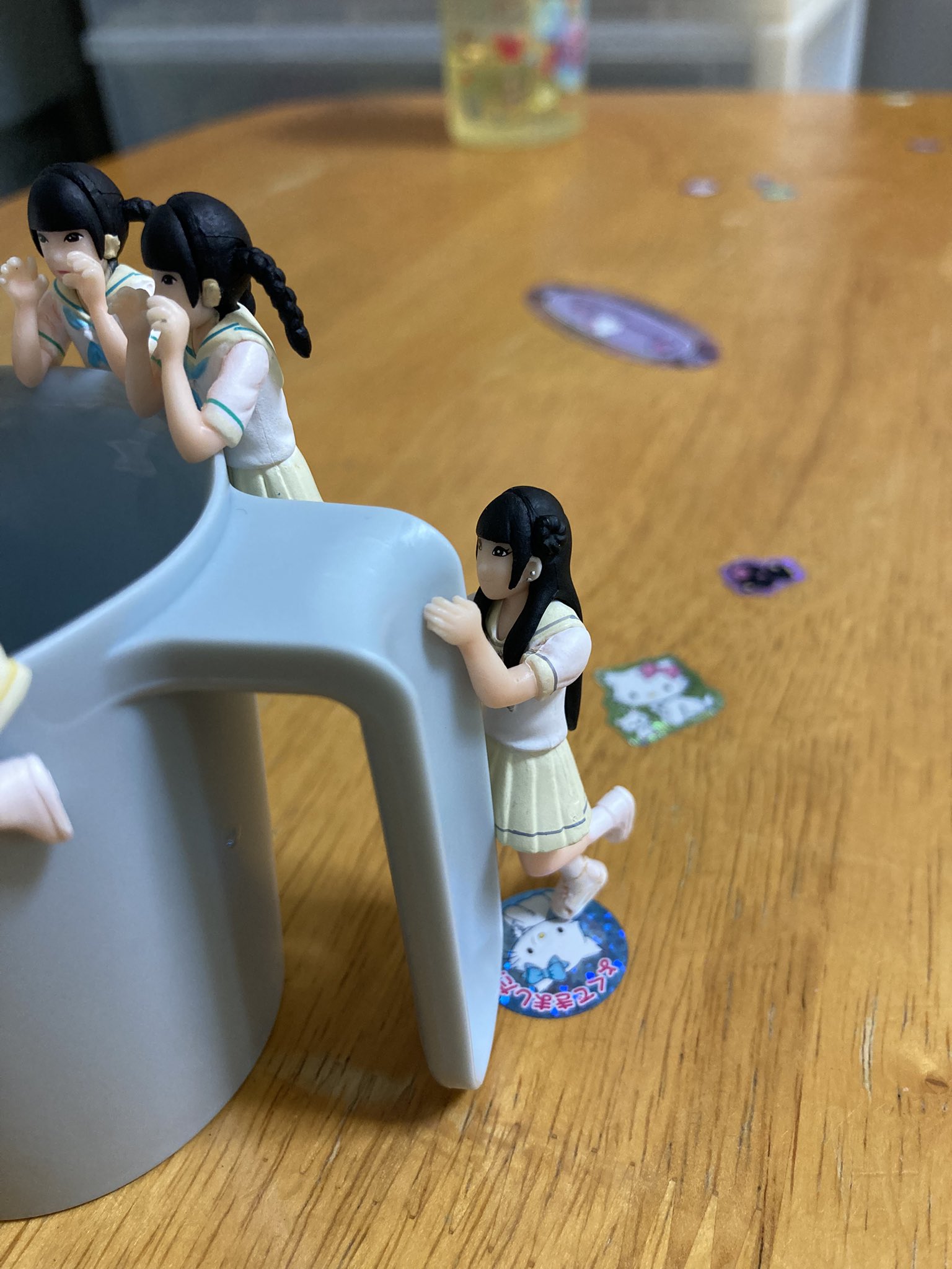 3 pic. でんぱのフチ子さん久しぶりにやったらめっちゃ楽しかった〜ヾ(o´▽`)ﾉ りさちーの置くとこがわからなくて〜持つとこで合ってるのかな(*´□｀)？ そのまま置いといたら全部コップの中に入ってたんだが〜りっくんが入れてくれたらしい☺️(りさちーも) https://t.co/Ovv7GBHrOL