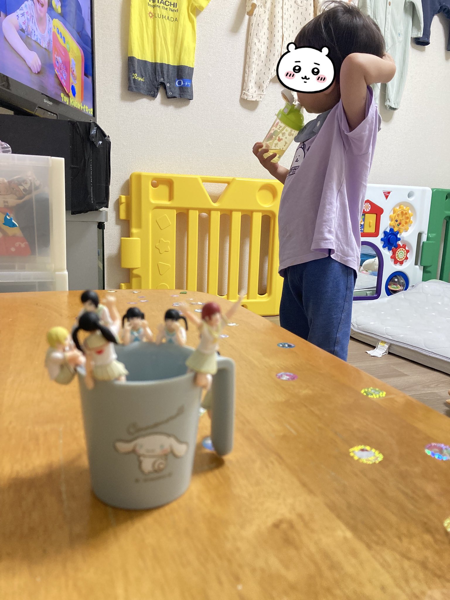 4 pic. でんぱのフチ子さん久しぶりにやったらめっちゃ楽しかった〜ヾ(o´▽`)ﾉ りさちーの置くとこがわからなくて〜持つとこで合ってるのかな(*´□｀)？ そのまま置いといたら全部コップの中に入ってたんだが〜りっくんが入れてくれたらしい☺️(りさちーも) https://t.co/Ovv7GBHrOL