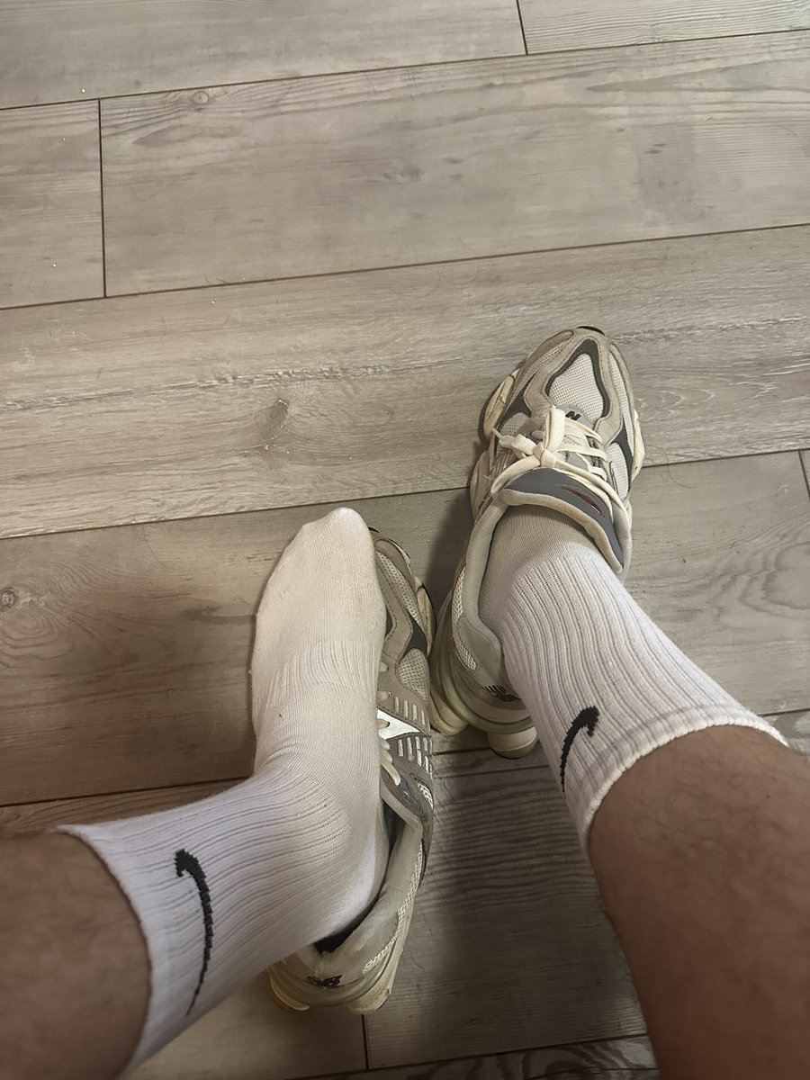 kiffRyan91's tweet photo. Qui pour venir me servir et humer mes pieds ? 
#soumis #larbin #poppers #moneyslave #cashslave #cashmaster #findom #kiffeur #feetfetısh https://t.co/hEGbwI87Oe