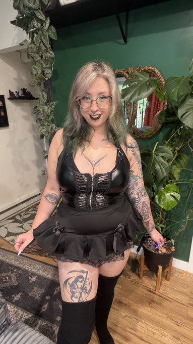 Fern Sparx🌙🥀🖤 Nature Goddess✨️ - Do you like my outfit? https://t.co/4PDWHG8jK7