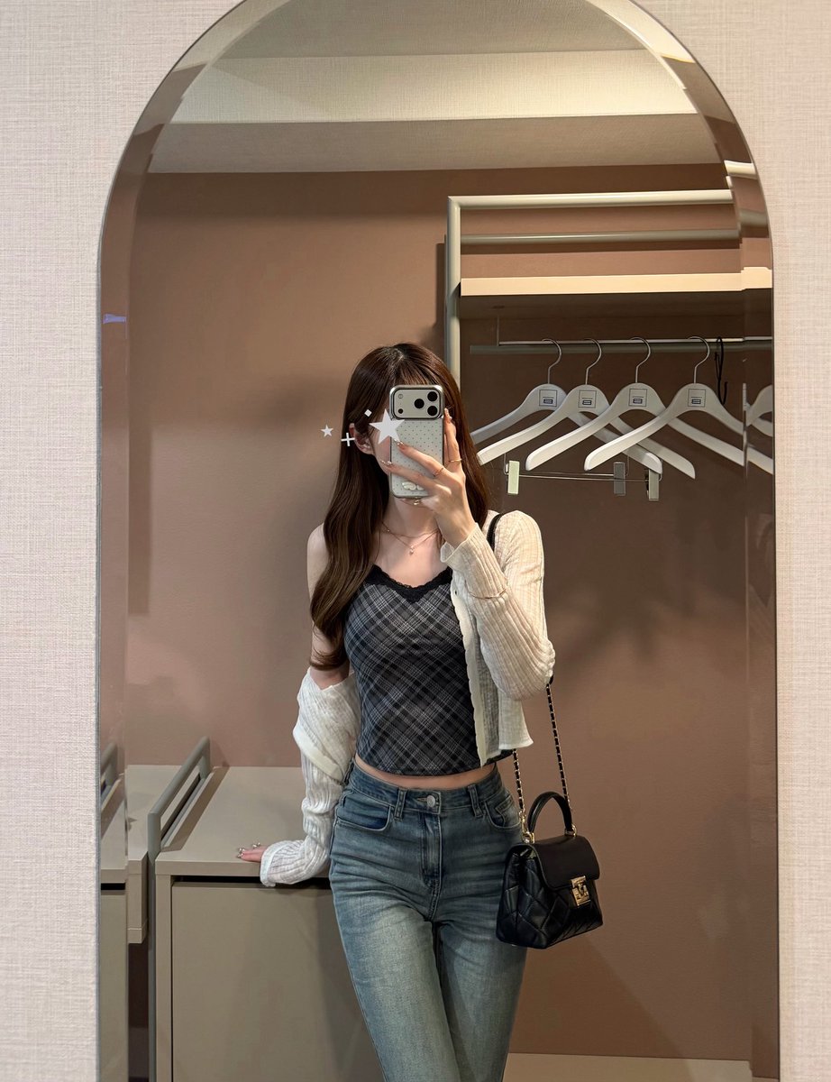 rab_imy's tweet photo. GRL デニム着回し🤍⟡.·
このキャミ安いのに生地しっかりしてるし��ット付きで当たりだった、カーディガンもお気に入りで2色目💌 https://t.co/Kfb7qwH1gC