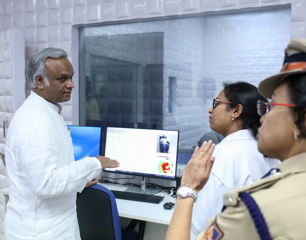 PriyankKharge's tweet photo. ಅಪರಾಧ ಪ್ರಕರಣಗಳನ್ನು ಭೇದಿಸುವಲ್ಲಿ ಮತ್ತು ನ್ಯಾಯಾಲಯಗಳ ಮುಂದೆ ಪ್ರಕರಣಗಳ ಕುರಿತು ಸಮರ್ಥವಾದ ಸಾಕ್ಷ್ಯ ಒದಗಿಸುವಲ್ಲಿ ಪ್ರಮುಖ ಪಾತ್ರ ವಹಿಸಿರುವ ಬೆಂಗಳೂರಿನ FSL ಕೇಂದ್ರಕ್ಕೆ ಭೇಟಿ ನೀಡಿ ಪ್ರಗತಿ ಪರಿಶೀಲನಾ ಸಭೆ ನಡೆಸಲಾಯಿತು.

1967ರಲ್ಲಿ ಆರಂಭವಾದ ಫೊರೆನ್ಸಿಕ್ ಸೈನ್ಸ್ ಲ್ಯಾಬರೋಟರಿಸ್ ದಾವಣಗೆರೆ, ಮಂಗಳೂರು, ಕಲಬುರಗಿ, ಬೆಳಗಾವಿ, ಮೈಸೂರು, ಹುಬ್ಬಳ್ಳಿ, ಬಳ್ಳಾರಿ ಸೇರಿದಂತೆ ರಾಜ್ಯಾದ್ಯಂತ 8 ಪ್ರಯೋಗಶಾಲೆಗಳನ್ನು ಮತ್ತು ಸುಮಾರು 700 ಫೊರೆನ್ಸಿಕ್ ವಿಜ್ಞಾನಿಗಳನ್ನು ಹೊಂದಿದೆ.
ಡಿಎನ್‌ಎ, ಕೆಮಿಕಲ್, ನಾರ್ಕೋಟಿಕ್ಸ್, ಆಡಿಯೋ ವಿಶ್ಯುವಲ್ ಸೇರಿದಂತೆ 12 ಸೆಕ್ಷನ್ ಗಳ ಪ್ರಯೋಗಶಾಲೆ ವ್ಯವಸ್ಥೆಯನ್ನು ಹೊಂದಿದೆ.
ಅಪರಾಧ ಪ್ರಕರಣಗಳ ನಡೆದ ಪ್ರಾಥಮಿಕ ಹಂತದಲ್ಲೇ ಫೊರೆನ್ಸಿಕ್ ಸಾಕ್ಷ್ಯಗಳನ್ನು ಕಲೆಹಾಕಲು ಸೀನ್ ಆಫ್ ಕ್ರೈಮ್ ಆಫೀಸರ್ಸ್ ಗಳನ್ನು ದೇಶದಲ್ಲೇ ಮೊದಲ ಬಾರಿ ಪರಿಚಯಿಸಿದ ರಾಜ್ಯ ಕರ್ನಾಟಕ.

FSL ವಿಭಾಗದ ಬಲವರ್ಧನೆಗೆ ಬೇಕಾದ ಕಾರ್ಯಸೂಚಿಗಳನ್ನು ಚರ್ಚಿಸಿ ಮಾಹಿತಿ ಪಡೆಯಲಾಯಿತು.
ಅಗತ್ಯವಿರುವ ಖಾಲಿ ಹುದ್ದೆಗಳ ಭರ್ತಿಗೆ ಕ್ರಮ ಕೈಗೊಳ್ಳಲಾಗುವುದು.
ಹೆಚ್ಚಿನ ಆಧುನಿಕ ಉಪಕರಣಗಳನ್ನು ಒದಗಿಸಲು ಮತ್ತು ಫಾರೆಸ್ಟ್ ಫೊರೆನ್ಸಿಕ್ ವಿಭಾಗದ ಶೀಘ್ರ ಕಾರ್ಯಾರಂಭಕ್ಕೆ ಕ್ರಮ ವಹಿಸಲಾಗುವುದು.