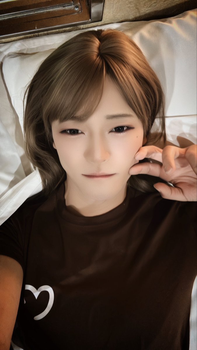Senadnn3's tweet photo. お泊りー
今着いて今日は花火とかしてて
遅くなったー😂
セナはゴロゴロ中です🥱(笑)
地味に今日カラコン色変えてみたけど
分かるかな？？💦
ちなみにグレー🩶 https://t.co/gxCo9kTI7h