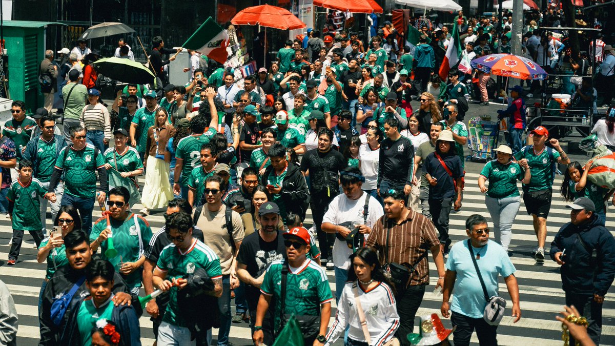 Firefly_Cities's tweet photo. 50,000+ fans flooded Mexico City for the opening match of the @FIFAWorldCup. Visit Guatemala was already there. 🇬🇹⚽

Wrapped cars through fan zones, iconic landmarks, and the busiest streets in the city. On June 11, @InguatPrensa’s Visit Guatemala moved with the crowd. https://t.co/r1raX1KdRh