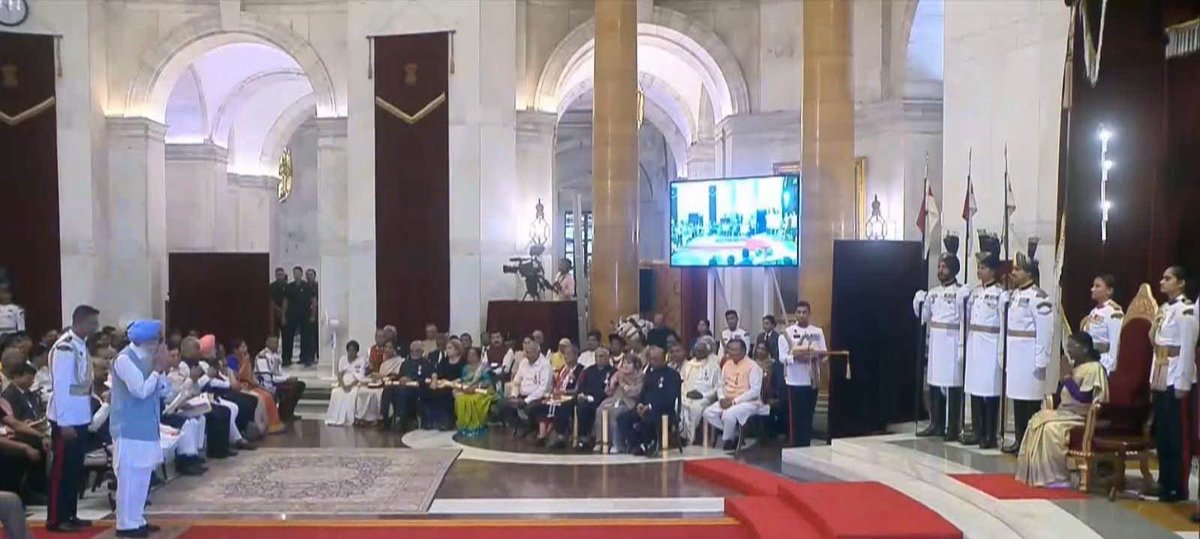 BJYMinCH's tweet photo. Heartiest congratulations to Inderjit Singh Sidhu on receiving the prestigious Padma Shri from Droupadi Murmu. 

A proud moment for Chandigarh 🇮🇳✨ 

#PadmaShri #ChandigarhPride https://t.co/WzCWgxwwrG