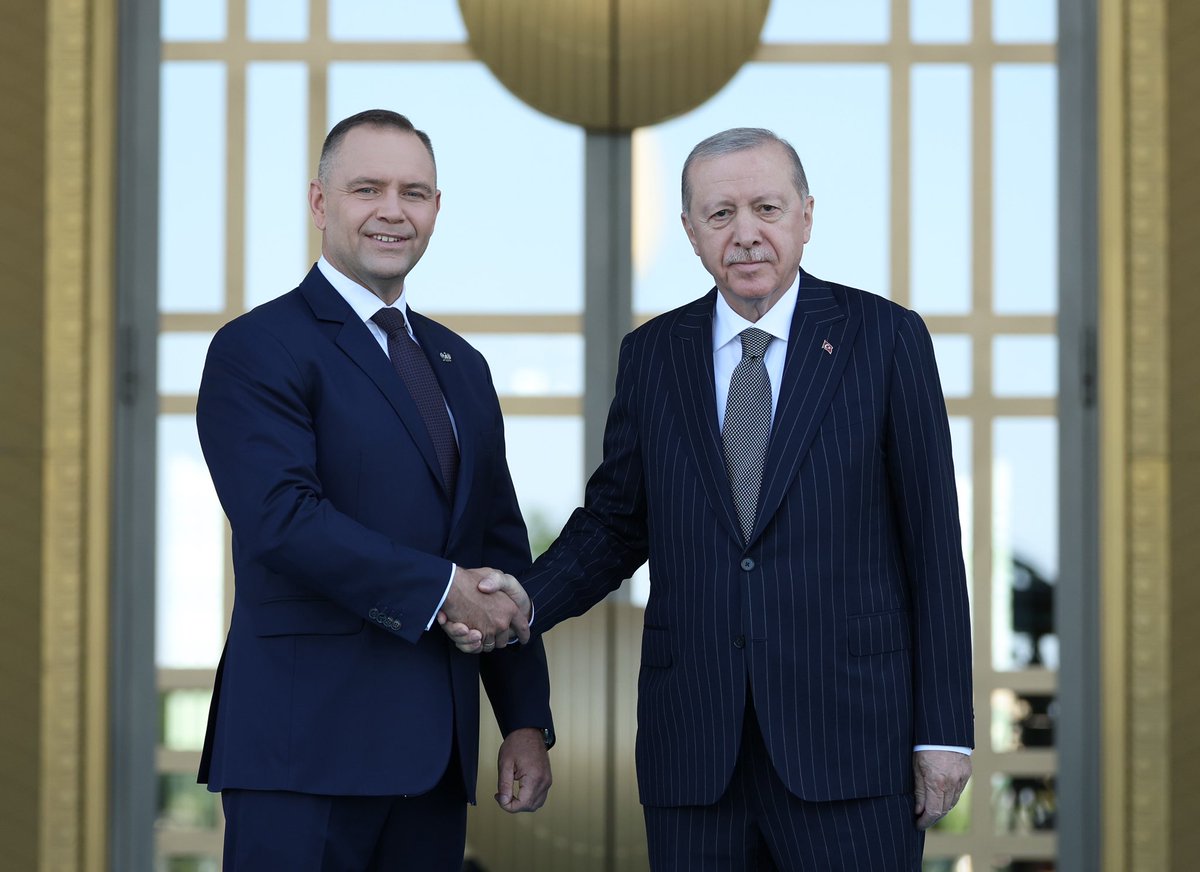 tcbestepe's tweet photo. Cumhurbaşkanımız Sayın @RTErdogan, Türkiye’ye resmî ziyarette bulunan Polonya Cumhurbaşkanı Karol Nawrocki’yi Cumhurbaşkanlığı Külliyesinde resmî törenle karşıladı. https://t.co/c1LVLYMc6y