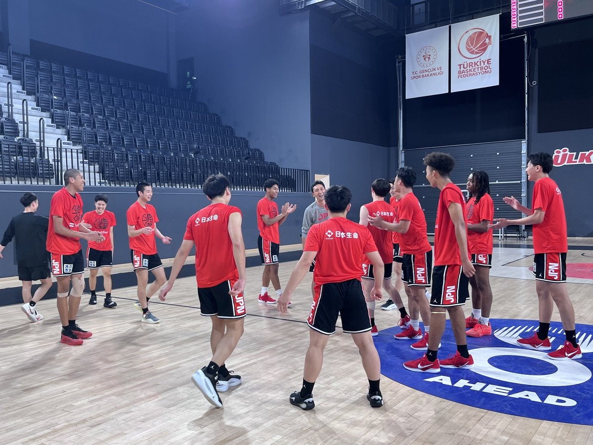 JAPAN_JBA's tweet photo. #AkatsukiJapan 男子U17日本代表

6月27日に開幕する「FIBA U17バスケットボール ワールドカップ2026」に向けて、男子U17日本代表チームは無事に開催地のトルコ・イスタンブールへ到着しました🏀

📅日本戦グループフェーズスケジュール
6月27日(土)　24:00 日本 vs イタリア
6月28日(日)　20:45 日本 vs アメリカ
6月30日(火)　18:00 日本 vs フランス
FIBA公式YouTubeで生配信予定

大会登録メンバーはこちら：https://t.co/wphyRSw4ln

#FIBAU17 #日本一丸