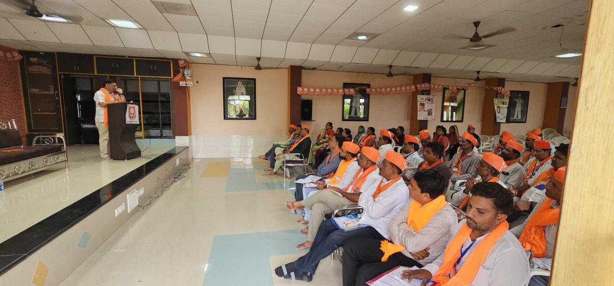 mkaswalabjp's tweet photo. આ પ્રસંગે કાર્યકર્તા મિત્રો સાથે સંગઠનના મૂલ્યો, રાષ્ટ્રસેવા, સુશાસન અને અંત્યોદયના સંકલ્પ વિષયક તેમજ સંગઠનની વિચારધારા અને કાર્યપદ્ધતિને વધુ મજબૂત બનાવી સમાજના અંતિમ વ્યક્તિ સુધી વિકાસના લાભો પહોંચાડવા અંગે માર્ગદર્શન આપ્યું. https://t.co/ooSMsbGFWk