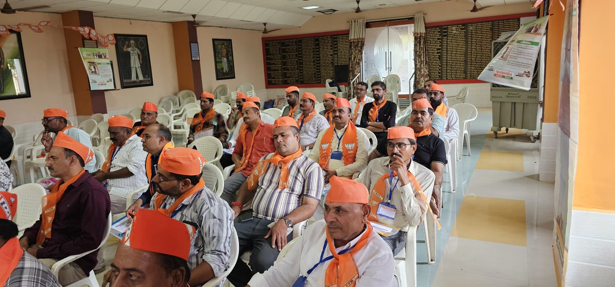 mkaswalabjp's tweet photo. આ પ્રસંગે કાર્યકર્તા મિત્રો સાથે સંગઠનના મૂલ્યો, રાષ્ટ્રસેવા, સુશાસન અને અંત્યોદયના સંકલ્પ વિષયક તેમજ સંગઠનની વિચારધારા અને કાર્યપદ્ધતિને વધુ મજબૂત બનાવી સમાજના અંતિમ વ્યક્તિ સુધી વિકાસના લાભો પહોંચાડવા અંગે માર્ગદર્શન આપ્યું. https://t.co/ooSMsbGFWk