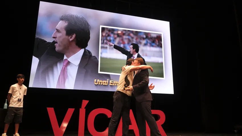 salva_moya's tweet photo. He disfrutado de sus éxitos desde que lo conocí en la @U_D_Almeria y le agradezco un montón que venga a recibir de la @APDAlmeria un premio. Y por mantener vivo nuestro cariño profesional. Amigo de sus amigos. Un entrenador TOP que dejó una huella imborrable. Gracias @UnaiEmery_ https://t.co/aReZNyuSGb