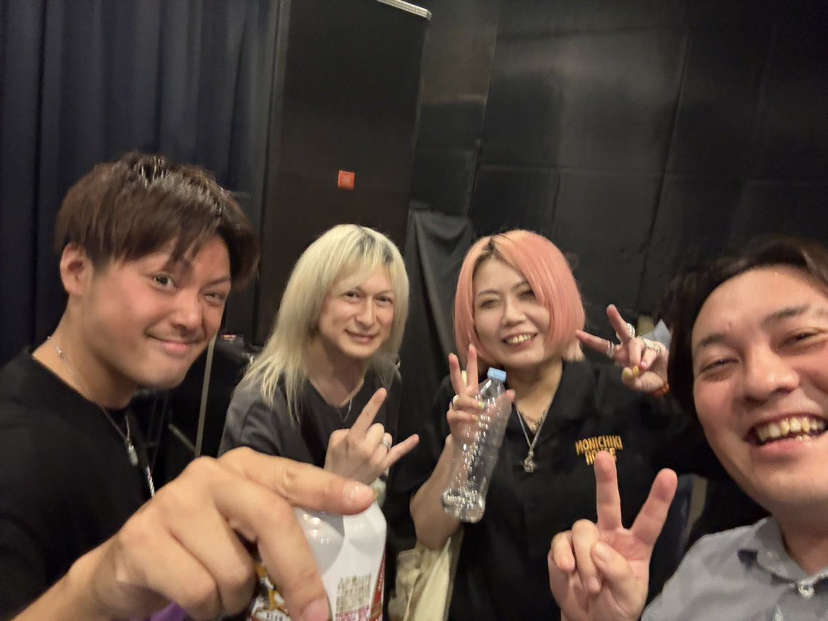 atsuya25's tweet photo. 仕事を死ぬ気で切り上げて行ってきましたよ！18年ぶりに会うS.H.Eに招待していただいて17年前に出演して以来の大塚DEEPAに！
3番目のIris?というバンドから観れたんだけどこれが初見だけど物凄いかっこいい！
 Rouse Gardenを初めて観た時に近い衝動を受けた！こんなにかっこいいバンド知らなかったなんてモグリだわ！
ギター、Blackyだよね？めちゃくちゃいい音出してたよ！静寂とノイズのタイトな使い分け最高だった！
この後はやりにくいだろうなぁ、って思いながら次も初見のバンド…
『Griev fiv』、こちらももんのすっごいカッコよ！！最近新しく知ったバンドの中では1位2位を争う位かっこい！！
他と比較するのもどうかと思うけど赤い公園やtricotを初めて知った時と近い衝撃があった！
当たり前に全員馬鹿テクなんだけどその魅せ方が全然くどくなくてイチイチオシャレ！
この子達が売れなかったら音楽界、どうかしてるわ！今サブスク聴いてるけど山田亮一くんくらい変態だった！
んで次は昨年末から動画とかサブスクでハマりにハマってた『歪-HIZUMI-』！
まさかこのタイミングで生で見れるとは！音源で聴いていてツインボーカルの2人の歌声が圧倒的すぎて失礼ながら『この唄録りエンジニアの技術凄すぎるな！』って思ってたんですがお二方とも普通に化け物なだけでした！
マジでカッコよかった！
終演後にりょっくんに紹介してもらえて『テルコハイメン経由でお名前知ってます！』って！嬉しい！

そしてラストは大トリ、18年ぶりに観るS.H.E…

いや、このメンツで大トリとか大丈夫なの？なんて心配したんだけど20年間第一線で活躍しててこのメンツで大トリを任されるのを納得できる圧巻のステージだった！

ギターが3人でただでさえ爆音でそれに負けない音圧でベースが乗っかってきて、高音のボーカルなら抜けてきてもまぁわかるんだけど女の子の低音であの音圧の中あんなに抜けてくるボーカルって他に知らないんだよね！

リードギターとドラムがやっぱり当初切磋琢磨したLILY HEADS REUNIONのメンバーに変わってたのはびっくり！

こんないい日に呼んでくれてありがとう！S.H.Eはもちろん、前バンド超楽しかったー！

何故か物販で売られてたシウマイも美味かった！

そしてDEEPA、音良かったなぁ！