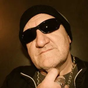 FonzyFonzy77's tweet photo. @ArthurSp0oner @Der_Walla Selbst Bogys Vater sieht frischer aus https://t.co/d5GojHnlRd