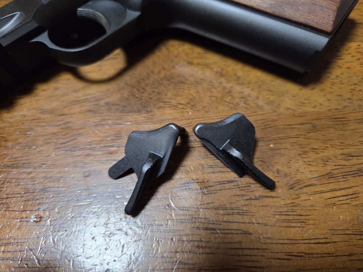 jhalfk's tweet photo. サムセフティ軸付近を面取り…右側はそのままで構わないけど、ついでなので同様に
トリガーもセレーション1本分を左右面取り
レールのあるダストカバー部のみちょい研磨
右のグリップパネルをさらに削り込んで、背面から見るとコークボトル風に

TM M45A1 black https://t.co/JXT8QgG0aR