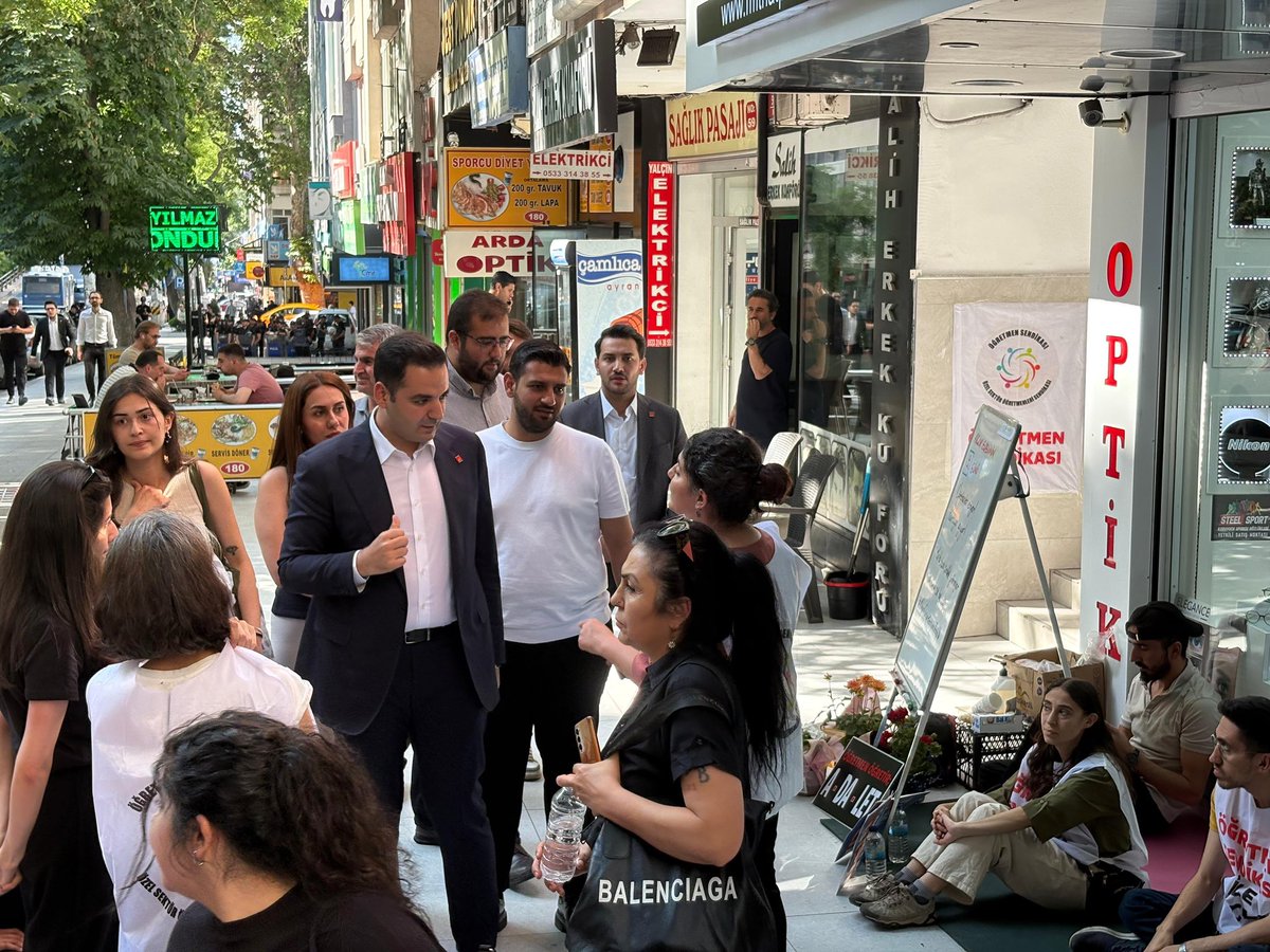 cm_aydin's tweet photo. Emeklerinin, mesleklerinin hak ettiği şartlar için direnen Özel Sektör Öğretmenleri Sendikası ile birlikteyiz.

Sesini duyurmak, yaşadıkları mağduriyeti milletin meclisinde gündem haline getirmek isteyen öğretmenlerimize yapılan bu muamele asla kabul edilemez.

Kamudaki meslektaşlarından çok daha güvencesiz şartlarda çalışan, iktidardan mülakatın kaldırılacağına yönelik aldıkları sözler tutulmayan öğretmenlerimizin talepleri derhal yerine getirilmelidir.

Geleceğimizi, bu ülkenin çocuklarını yetiştiren öğretmenlerimizin mücadelesi, hepimizin mücadelesidir.