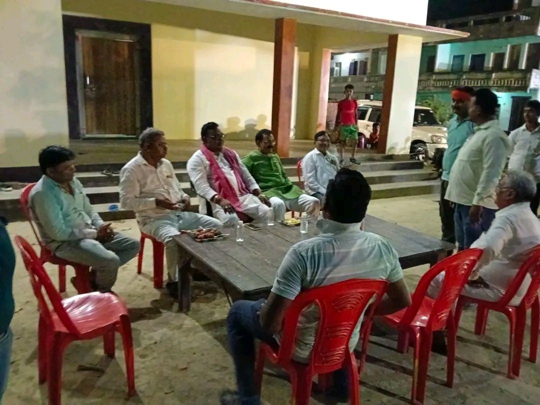 Vibhuti_Patel9's tweet photo. विधानसभा क्षेत्र मड़ियाहूं में भ्रमण के दौरान अपने लोगों के सुख-दुःख में सहभागी बनकर उनकी खुशियों और पीड़ाओं को करीब से महसूस किया

क्षेत्र की जनता से निरंतर मिलकर उनके सुख-दुख के बराबर का साझेदार बनने के अपने संकल्प पर मैं निरंतर कायम हूं।

         विभूति नारायण पटेल 
(नेता 370 विधानसभा क्षेत्र मड़ियाहूं) 

@yadavakhilesh @samajwadiparty @palshyamLalsp @shivpalsinghyad @PriyaSarojMP @BabuSinghKush5  @LaljiVermaSP  @dimpleyadav 

#SamajwadiParty #AkhileshYadav #vibhutipatelmariahu