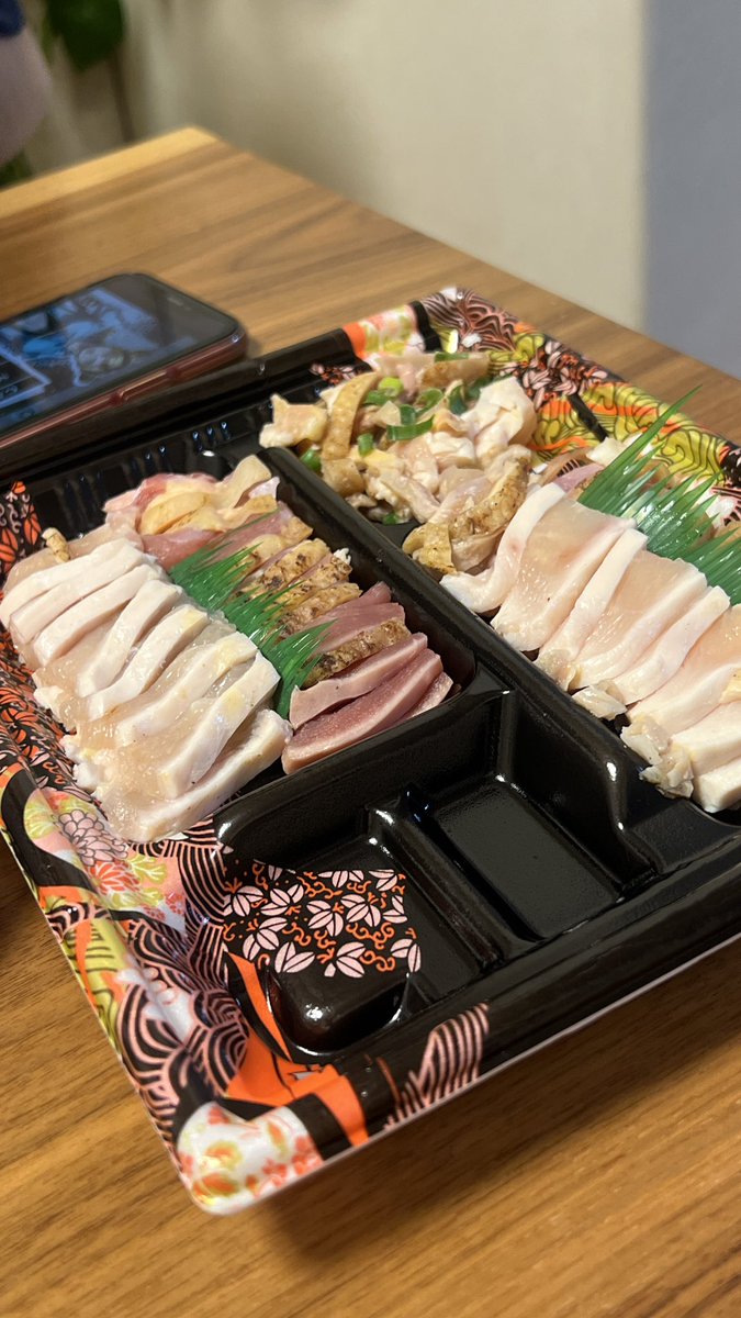 gomako_3017's tweet photo. 久々の鶏刺しうまーーい🥰🥰🥰 https://t.co/zZvNkrqUHv