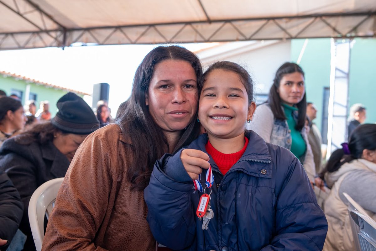 SantiPenap's tweet photo. Hoy compartimos la inmensa alegría de inaugurar y entregar más de 60 nuevas viviendas sociales en Caapucú, departamento de Paraguarí.

Estas casas fueron construidas íntegramente con materiales y mano de obra paraguaya, demostrando que cuando trabajamos juntos, dinamizamos nuestra economía y mejoramos directamente la calidad de vida en nuestras comunidades.

Hoy venimos a empezar, no a terminar. No hay distritos pobres en nuestro país, sino localidades con un potencial enorme que estamos decididos a impulsar. Seguiremos trabajando sin descanso para llevar más oportunidades y bienestar a cada rincón del Paraguay.