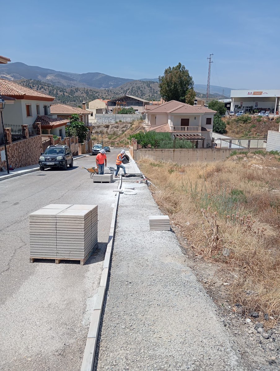 aytodeolula's tweet photo. En el Paraje La Gitana avanzan los trabajos de acerado incluidos en el PFEA
🌿 Además, se están llevando a cabo labores de desbroce en el entorno del Puente de las Monjas, favoreciendo su conservación y un mejor estado para el disfrute de todos.

#MásOlula https://t.co/QGXUCkyJjz