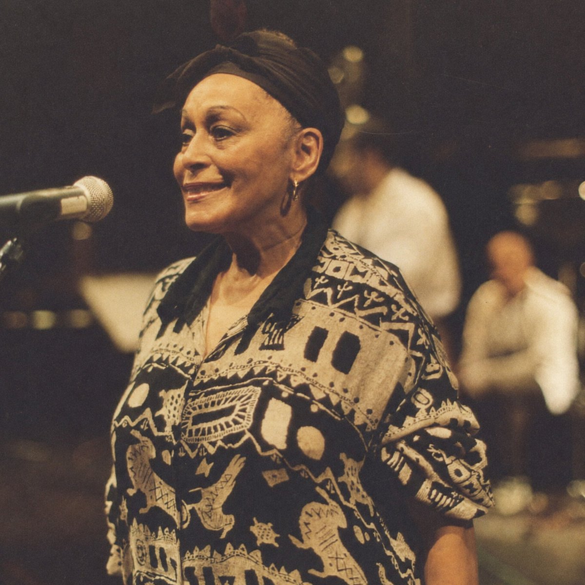 Chris_Montz's tweet photo. Hace 29 años, el 23 de junio de 1997, se lanzó ‘Buena Vista Social Club’, el álbum que llevó nuevamente al mundo la elegancia profundamente cubana del son, el bolero y la música tradicional de la isla. Su historia había comenzado un año antes, en marzo de 1996, cuando el sello británico World Circuit organizó un viaje de grabación a La Habana; en poco más de dos semanas quedaron registrados tres discos, entre ellos este álbum que con el tiempo se convirtió en un clásico universal y vendió millones de copias alrededor del mundo.