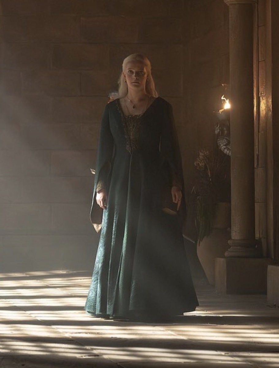 osferthsnoopy's tweet photo. if there’s one thing about helaena is that she’s gonna hit the 🧍‍♀️pose https://t.co/AcqpByY8UH