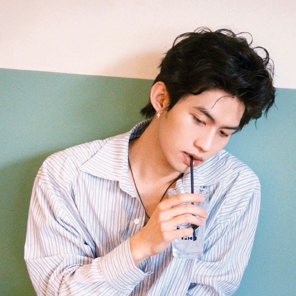 UrsulaCoverdal3's tweet photo. 超爱小卷发的云旗 https://t.co/IxoXQfC8a4