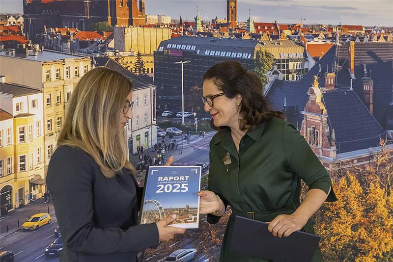 ppp_gov_pl's tweet photo. 🤝 Partnerstwo Publiczno-Prywatne coraz wyraźniej wspiera realizację strategicznych inwestycji miejskich.

🏙️ Przykład? Gdańsk i umowa PPP dla Nowego Portu o wartości ponad 1,4 mld zł. Projekt wpisuje się w program „Innowacyjne Miasto” i ma wspierać rozwój gospodarczy, przedsiębiorczość oraz poprawę jakości życia mieszkańców.

📈 To kolejny dowód, że PPP to nie tylko model finansowania, ale także skuteczne narzędzie długofalowego rozwoju samorządów i realizacji ambitnych projektów urbanistycznych. 

fot. Urząd Miejski w Gdańsku
#PPP #Gdańsk #NowyPort #Inwestycje #Samorząd @Dulkiewicz_A