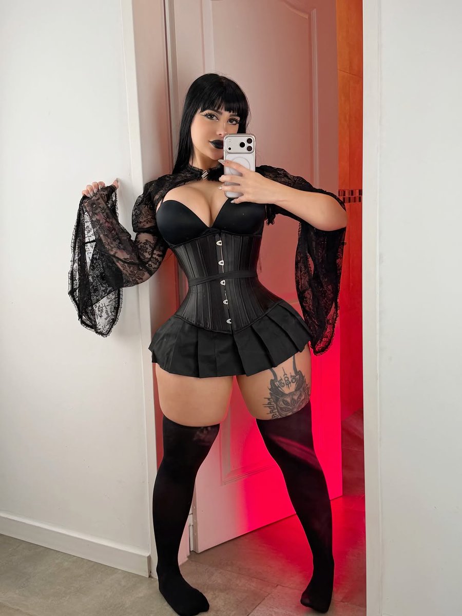 dem0nmika452's tweet photo. Hi 🖤 do you want me to upload more photos? https://t.co/SaR9pwSdso