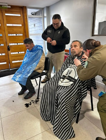 Carab_Aysen's tweet photo. Pequeños gestos que llenan el alma👨‍🦳
Carabineros de la Of. MICC de la 1ª Com. #Coyhaique comparten con adultos mayores del Hogar de Cristo.
Con cortes de cabello, conversación y mucho cariño, brindamos un momento de alegría a quienes tanto han aportado a nuestra sociedad.✂️👮‍♂️ https://t.co/l5t7fSQrFE