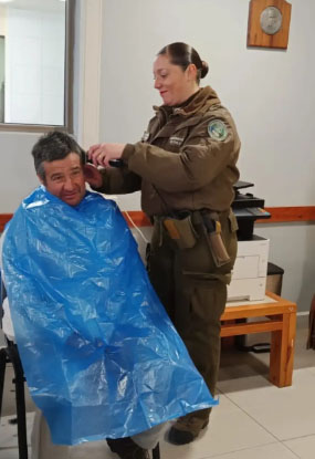 Carab_Aysen's tweet photo. Pequeños gestos que llenan el alma👨‍🦳
Carabineros de la Of. MICC de la 1ª Com. #Coyhaique comparten con adultos mayores del Hogar de Cristo.
Con cortes de cabello, conversación y mucho cariño, brindamos un momento de alegría a quienes tanto han aportado a nuestra sociedad.✂️👮‍♂️ https://t.co/l5t7fSQrFE