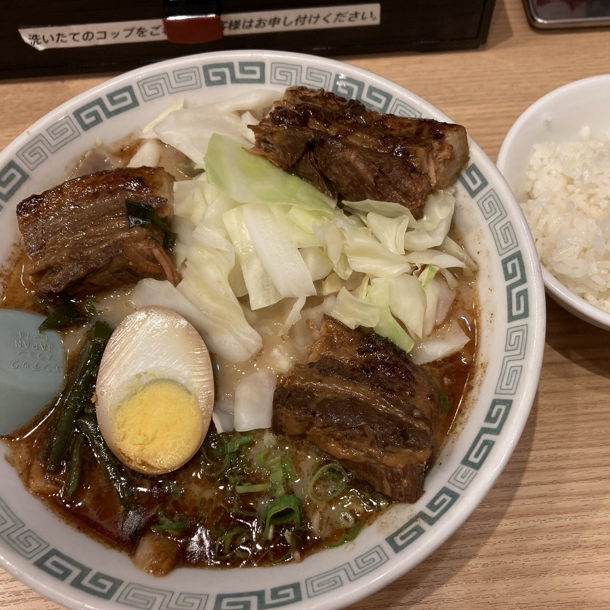 kitamoo_wolf's tweet photo. 少しひんやりした日だったので仕事終わりの晩御飯はラーメン🍜ここの角煮（太肉）はオンザライスして食べるのが最高に美味しい😋 https://t.co/KeIsFGkCAZ