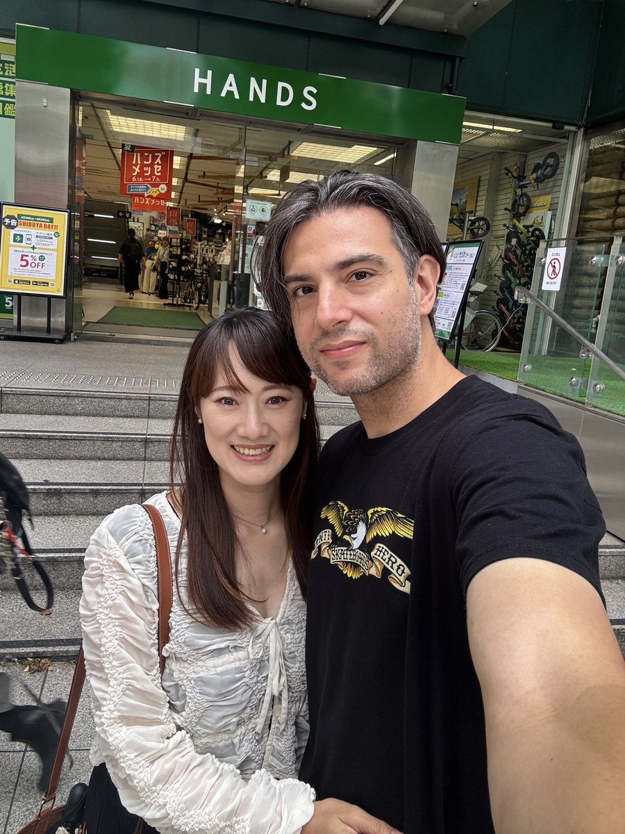 NekoJitaBlog's tweet photo. Acabamos de hacer 14 años casados como si nada. Aprovechando que cierran el Tokyu Hands de Shibuya y además está de 50 aniversario también, le hemos hecho una última visita y después hemos bicheado un rato por la zona. Es como estar en otro ecosistema 😆 Más fotos en Instagram! https://t.co/nlOapzWBsv