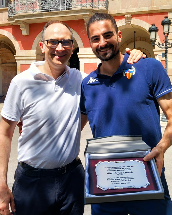 Arlekinatscom's tweet photo. 💙 La Penya @Arlekinatscom ha escollit Albert Orriols (@urri50) com a millor jugador del @CESabadell
de la temporada 2025-26!  

🏵️ Li hem fet entrega d’aquesta placa commemorativa de mans del nostre Vicepresident Manel Escribà.

Enhorabona Urri!!!!

📸: @BelenDelAmo https://t.co/XZf9JVl2lU