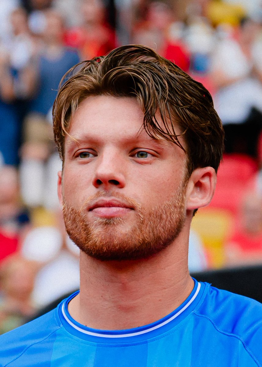LEMANSFC's tweet photo. 𝐀𝐮𝐠𝐮𝐬𝐭𝐢𝐧 𝐃𝐞𝐥𝐛𝐞𝐜𝐪𝐮𝐞 𝐩𝐨𝐮𝐫𝐬𝐮𝐢𝐭 𝐥’𝐚𝐯𝐞𝐧𝐭𝐮𝐫𝐞 « 𝐒𝐚𝐧𝐠 𝐞𝐭 𝐎𝐫 » !

Notre gardien de but de 24 ans va vivre une quatrième saison consécutive au Mans FC 👉 https://t.co/PQ92mqevze

#AllezLeMansFC 🔴🟡 https://t.co/r86DmVd6EN