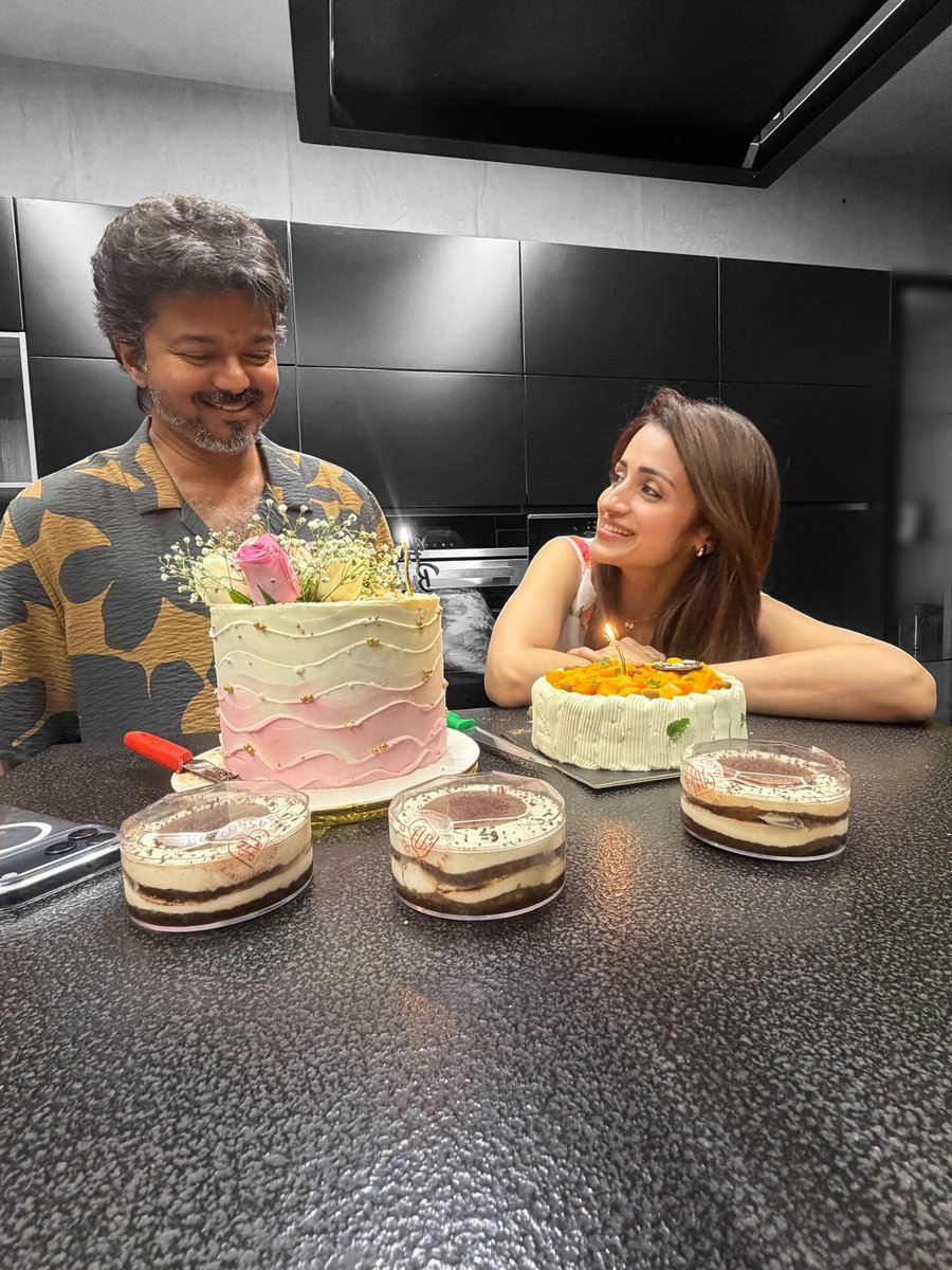 speaks57458's tweet photo. Happiest Birthday CM Saab @actorvijay 
@trishtrashers 💖💖💖 https://t.co/CgE8gIf7zC