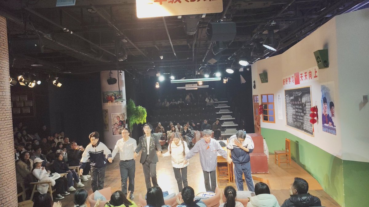 Litte13beara's tweet photo. 看了下夏洛特烦恼话剧版，没有电影好看。 https://t.co/MrjsthEesH