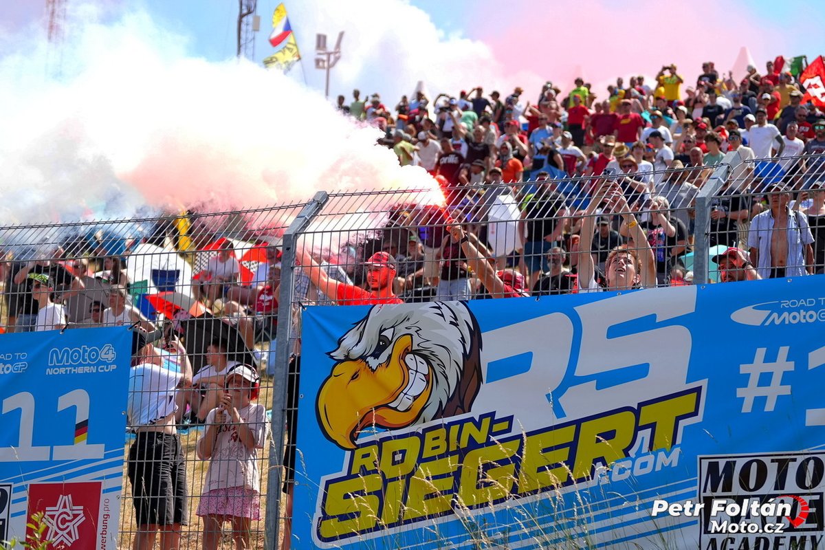 Moto_cz's tweet photo. Prohlédněte si exkluzivní momentky z MotoGP Brna 2026 ve fotogalerii, které zachycují nejen emoce na stupních vítězů a žár slunce, ale i adrenalin, rychlost a detaily z depa i trati 🙂 🥰 🏍
https://t.co/x740T9KzTl
#motocz #motogp #autodrombrno #moto2 #filipsalac https://t.co/1tx082QwFQ