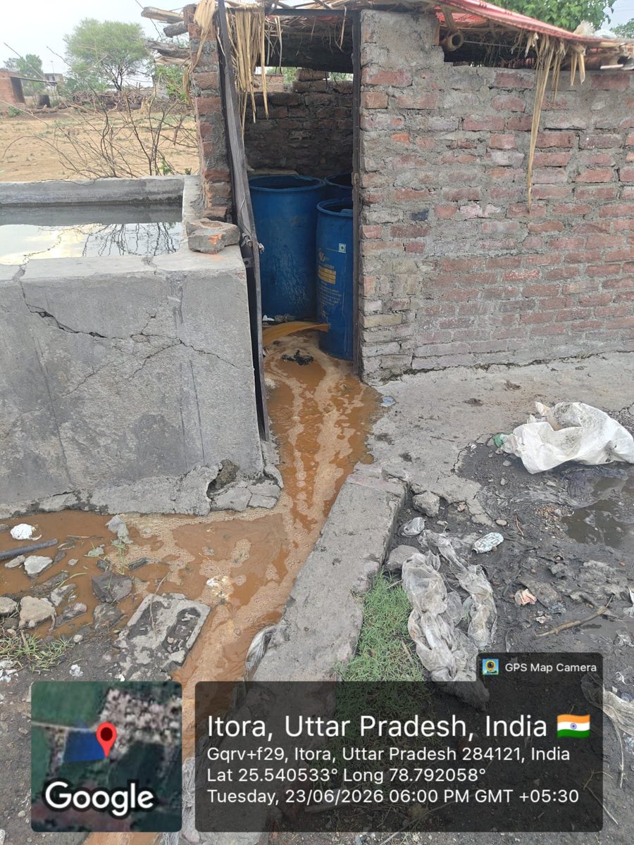 upexcise's tweet photo. आबकारी आयुक्त उत्तर प्रदेश महोदय के आदेशानुसार चलाए जा रहे  प्रवर्तन अभियान के अंतर्गत आज दिनांक 23/06/2026 को जिलाधिकारी झांसी,  उप आबकारी आयुक्त झांसी प्रभार झांसी व जिला आबकारी अधिकारी झांसी के निर्देशन में अजय कुमार आबकारी निरीक्षक क्षेत्र 02 मोंठ एवं आबकारी निरीक्षक शेर सिंह प्रवर्तन -1झांसी मय आबकारी स्टॉफ तथा थाना पुलिस चिरगांव द्वारा अवैध शराब की बिक्री एवं निर्माण के दृष्टिगत महेवा कबूतरा डेरा थाना चिरगांव में दबिश दी गई। दबिश के दौरान  लगभग 50 लीटर अवैध कच्ची शराब बरामद करते हुए I D का 01  अभियोग पंजीकृत किया गया। साथ ही लगभग 2500 किग्रा लहन मौके पर नष्ट किया गया।

@upgovt @nitinagarwal_n @chiefSecyUP
@infodeptup @uppolice @Jhansi_DM
