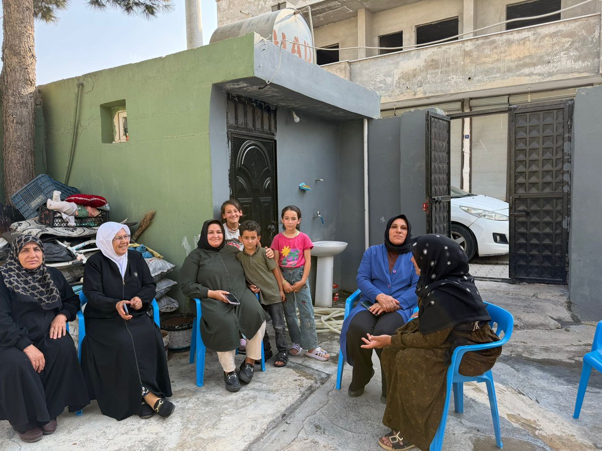 SongulBurun's tweet photo. Ak parti Viranşehir kadın kolları olarak ailelerimizi ziyaret edip gönül köprüleri kurmaya devam ediyoruz.
Tevazu Samimiyet gayretle vatandaşlarımızın yanındayız.
@tugbaisikercan @CYAZMAC @akkadinsanlurfa @AKKADINGM https://t.co/0qTYlPMmdf