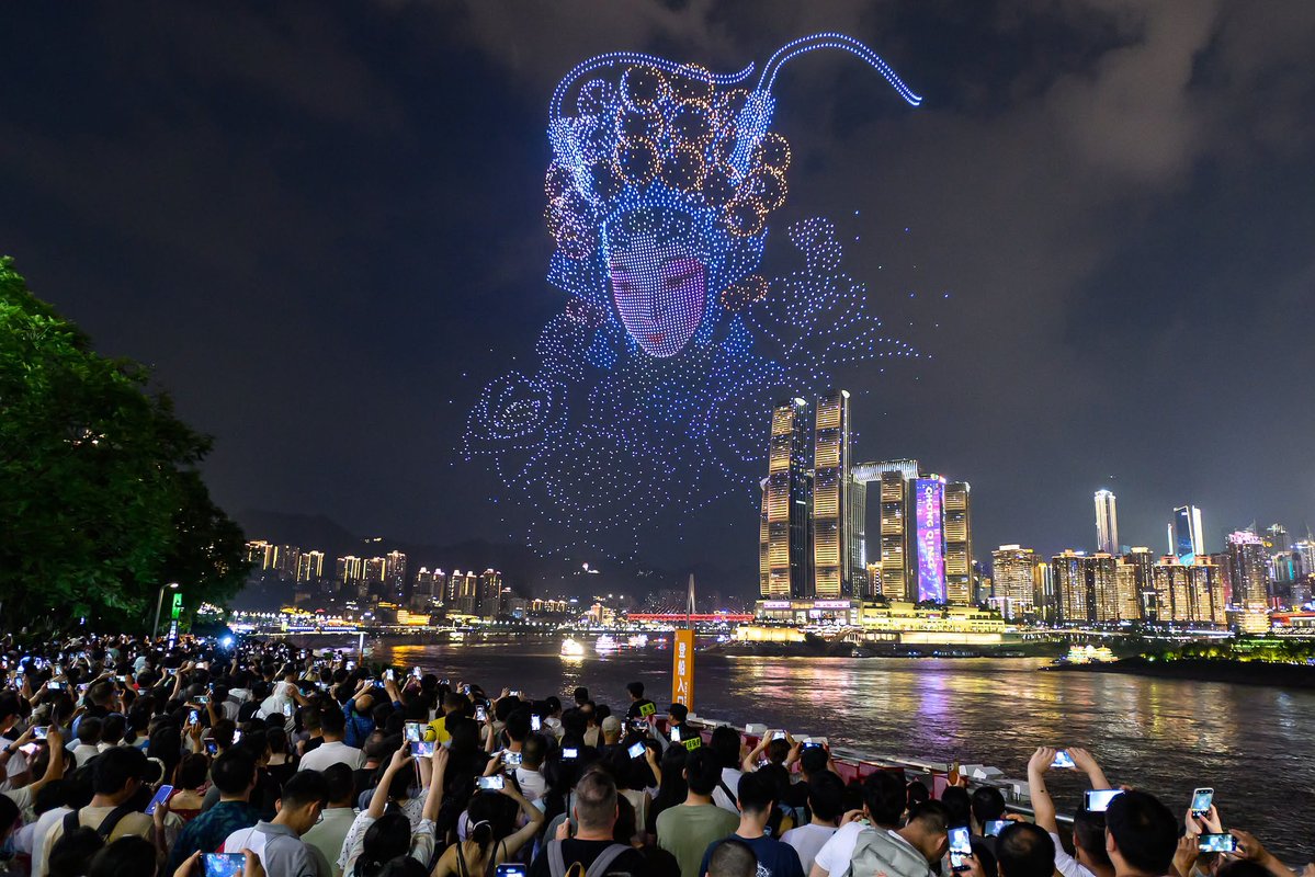 AmbCina's tweet photo. #Chongqing non smette mai di stupirci😍
Migliaia di droni hanno illuminato il cielo notturno durante le vacanze della Festa delle #BarcheDrago a Chongqing, nel sud-ovest della #Cina, sabato, dando vita a spettacolari figure sincronizzate in uno show di luci tecnicamente all'avanguardia che ha reso l’atmosfera ancora più festosa.