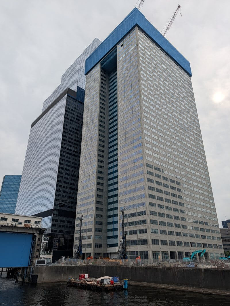 ViewTokyo's tweet photo. 「浜松町ビルディング」解体工事の様子｜ブルーフロント芝浦タワーN建設地 2026年6月14日撮影 
解体工事用のタワークレーンが設置されており、建物上部から解体工事が進んでいました。
https://t.co/hcedtLBm5B 
#港区 #浜松町 #芝浦 https://t.co/62ly3hVQRR