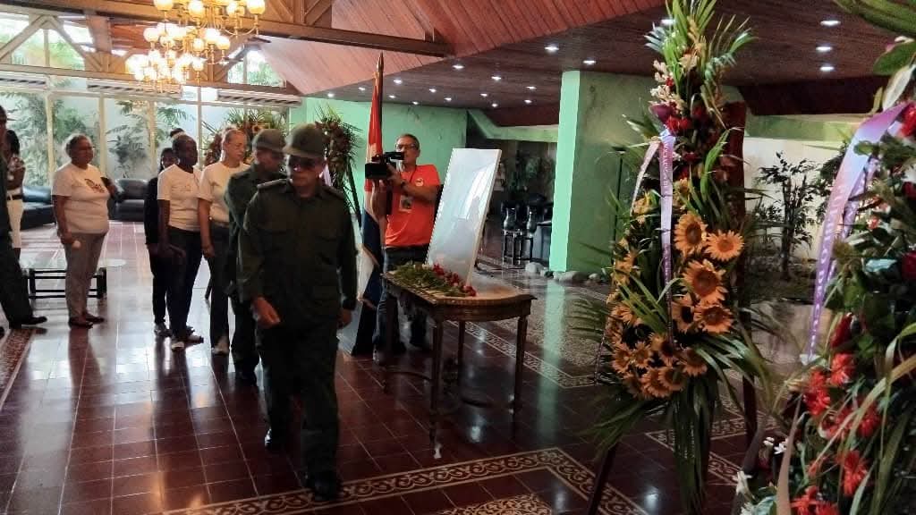 CamagueyDPE's tweet photo. cada mirada  y cada flor depositada son símbolo de respeto y compromiso con la historia viva de la Patria. #Camagüey abraza a uno de sus líderes históricos con fervor y dignidad, reafirmando que la memoria revolucionaria late en cada corazón 

#RamiroValdés #CubaMined https://t.co/asaldVGu9u