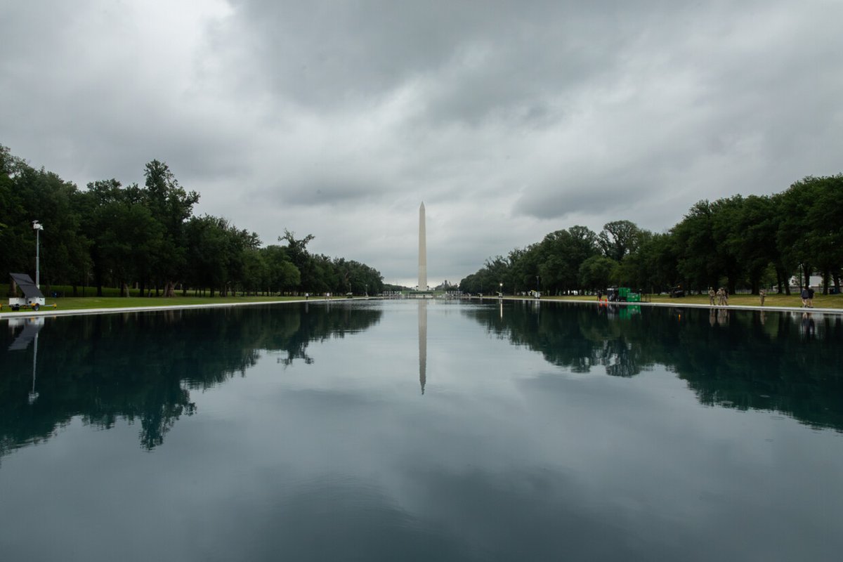 WhiteHouse's tweet photo. PHOTOS TAKEN TODAY: https://t.co/BDeUoTdRnt