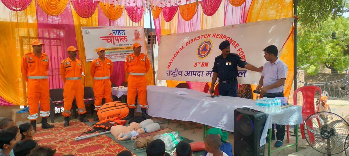08NDRF's tweet photo. 08 Bn NDRF conducted FAMEx at Block-Auriaya, Distt-Auriaya(U.P.) empowering the community with disaster preparedness knowledge and the confidence to act swiftly and safely in emergency.
#NDRF #FAMEx https://t.co/0QZlOunj8z
