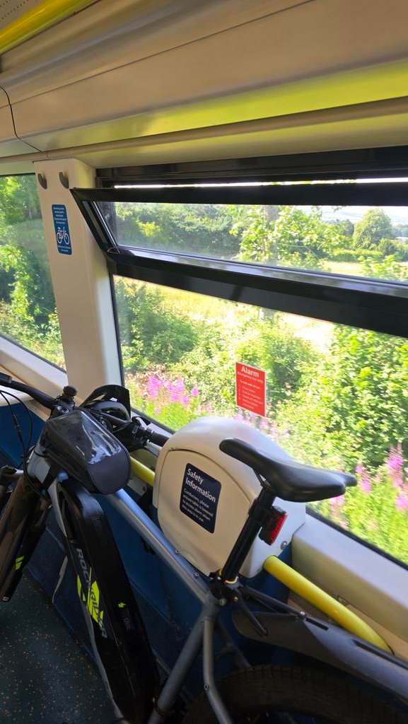 Tim71198708's tweet photo. @Se_Railway Disgraceful. I had to wave down Platform staff at Brm Sth to get this sorted. He opened just 1 window in the carriage. Never saw him again. I could not move carriage as had my bike. Felt terrible. No welfare checks or ticket checks. Please process this as a complaint.  Shameful. https://t.co/MR7orO5MH0