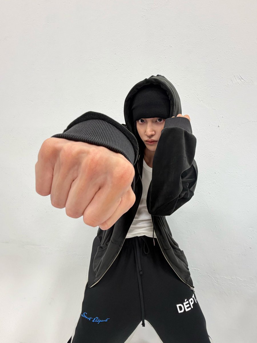 bemypin's tweet photo. @poipalette 왼: 트친 잘자요
오: 내일도 파이팅 하라는 뜻 (때리는거x) https://t.co/lXRtl6Qkec